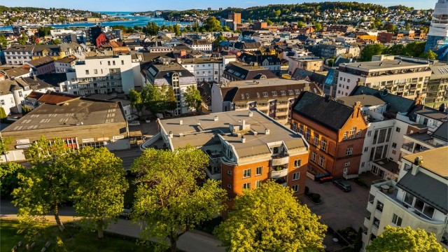 Her bor du med en fri og flott beliggenhet i byggets 5. etasje. Leiligheten ligger blant annet mot kirkegården og grøntareal, så her er det lite innsyn.