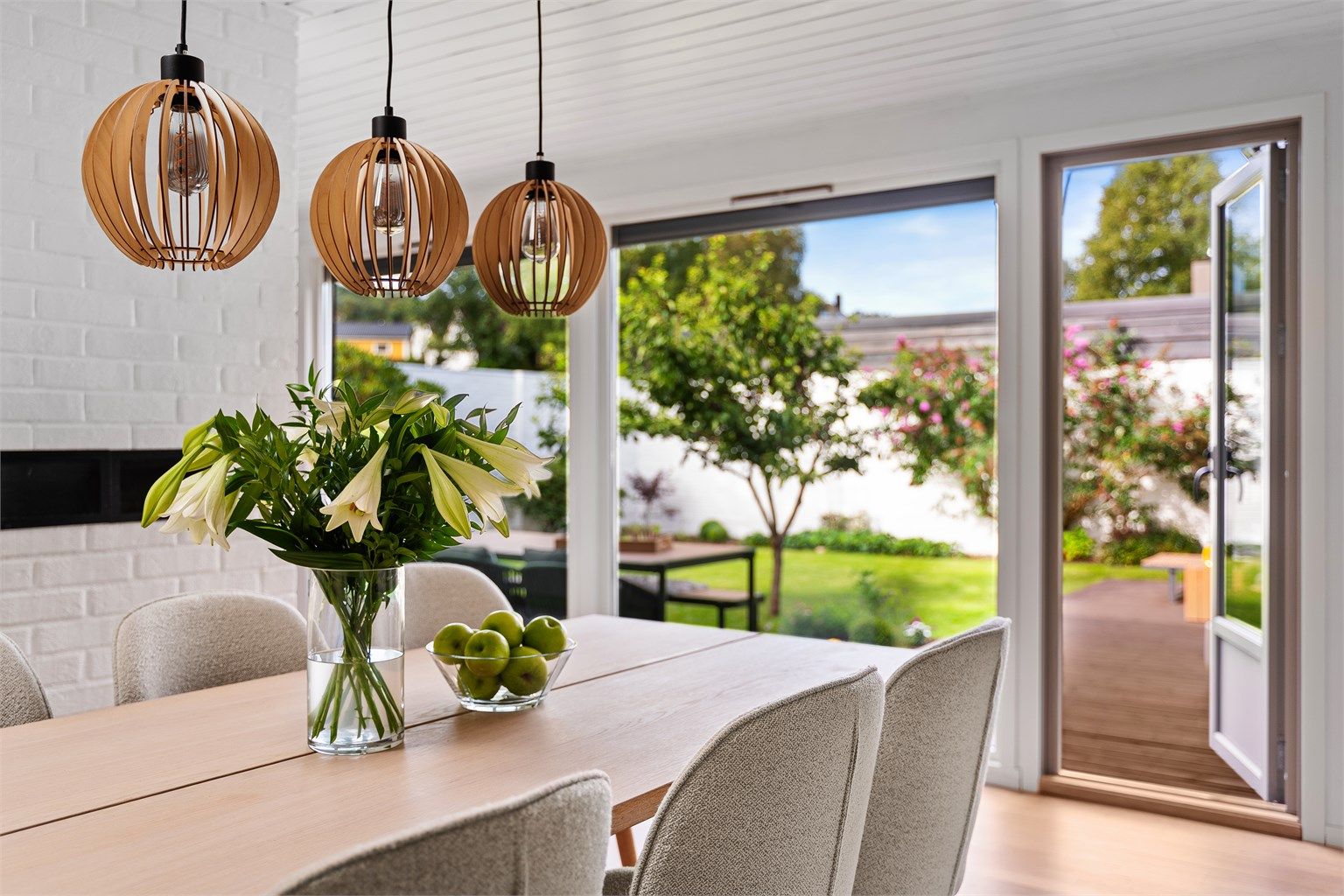 Utgang til herlig uteplass fra stue. 