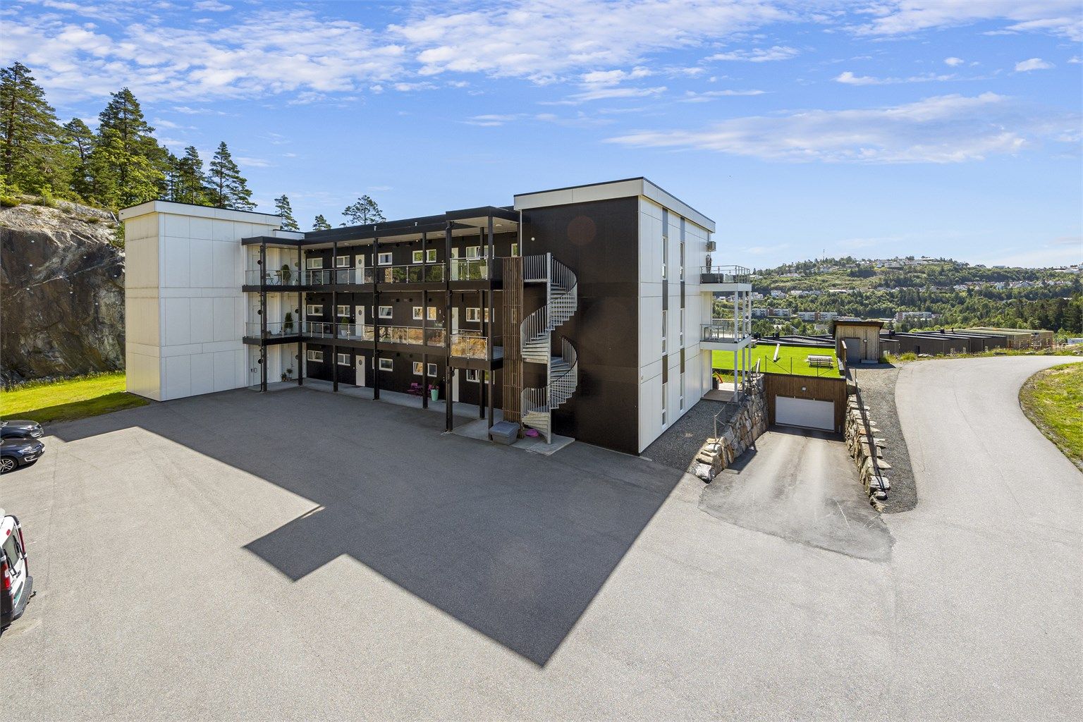 Moderne leilighetsbygg fra 2018 med fasadeplater og trekonstruksjoner.