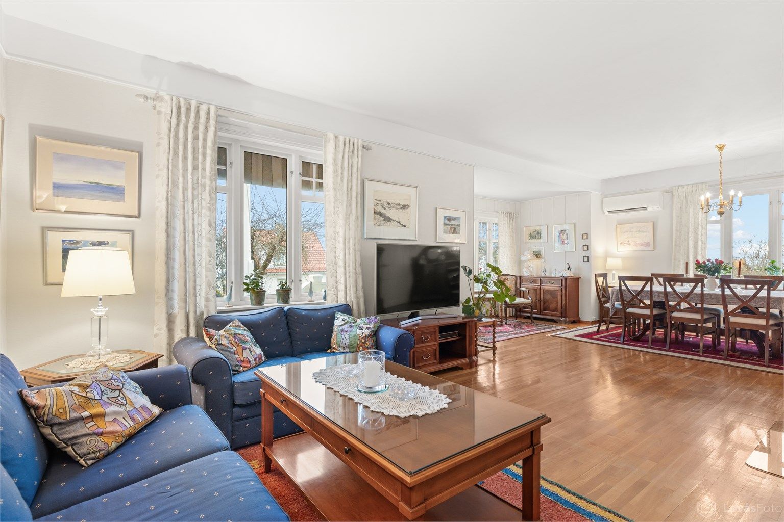 Stuen er lys og romslig, med god plass til både sofagruppe og en stor spisestue.