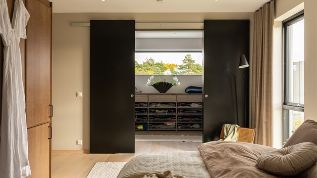 I hovedsoverommets walk-in closet på nær 9 kvm. kan klær og tilbehør oppbevares ute av syne, men likevel lett tilgjengelig.