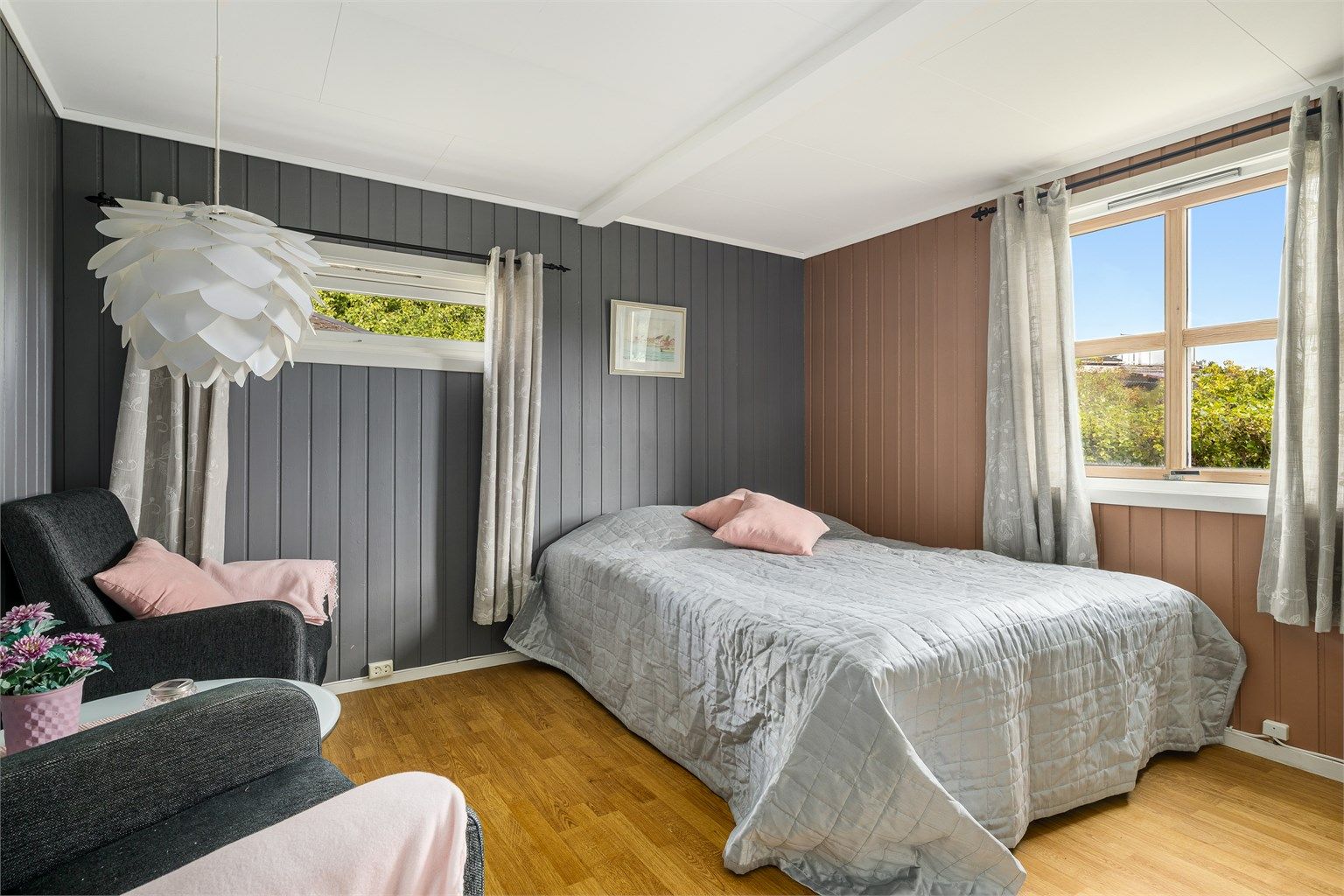 Annekset benyttes til overnatting til gjester. (Annekset er byggemeldt som bod og er ikke søkt innredet. Rommet er således ikke godkjent til varig opphold).