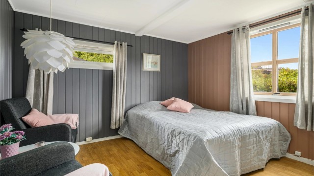 Annekset benyttes til overnatting til gjester. (Annekset er byggemeldt som bod og er ikke søkt innredet. Rommet er således ikke godkjent til varig opphold).