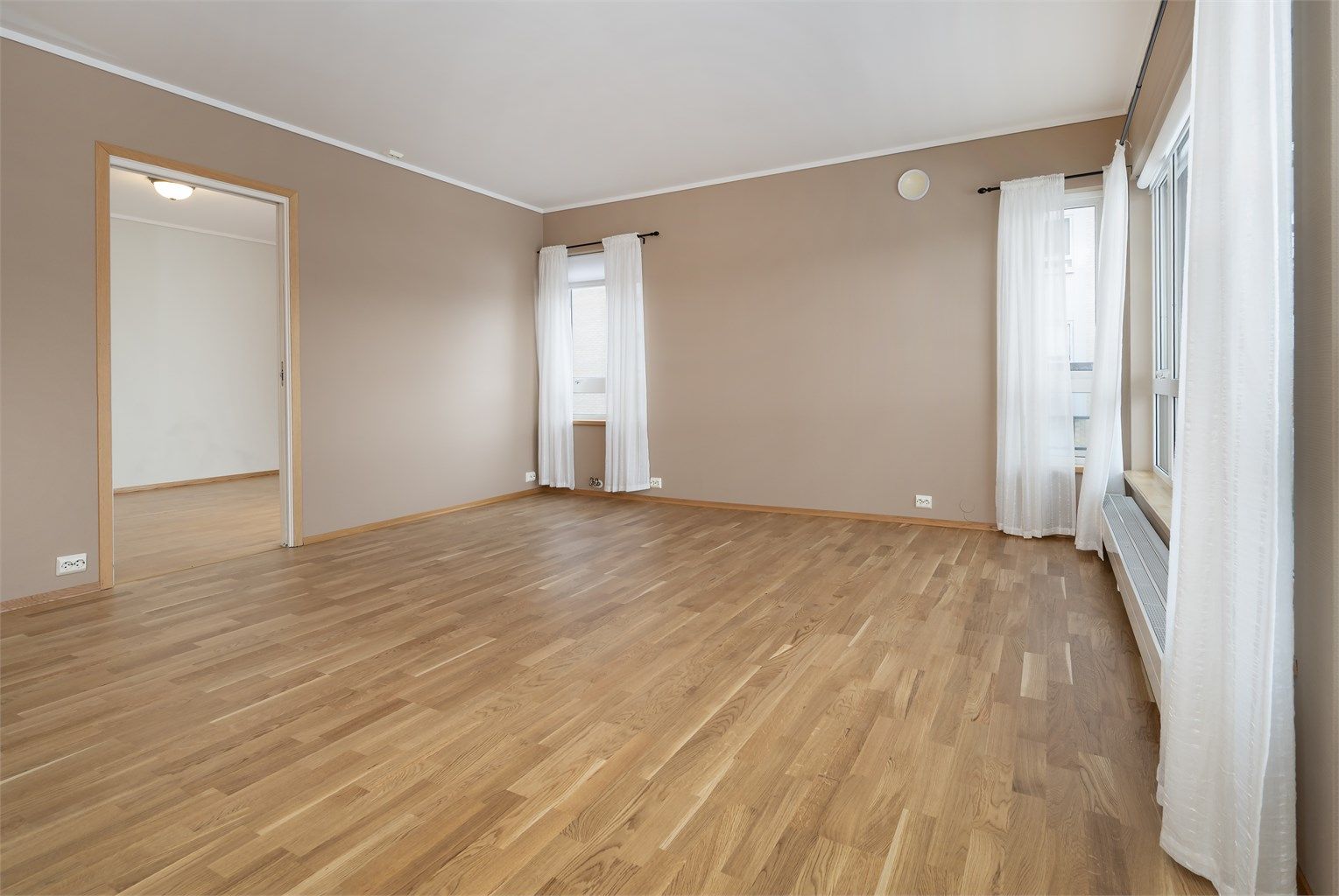 Oppvarming skjer via vannbåren varme med radiatorer, tilknyttet fjernvarmeanlegg. 
Det er adkomst til soverom fra stue