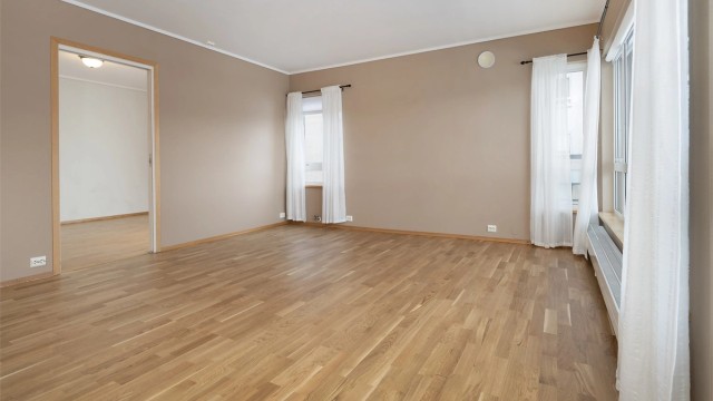 Oppvarming skjer via vannbåren varme med radiatorer, tilknyttet fjernvarmeanlegg.
Det er adkomst til soverom fra stue