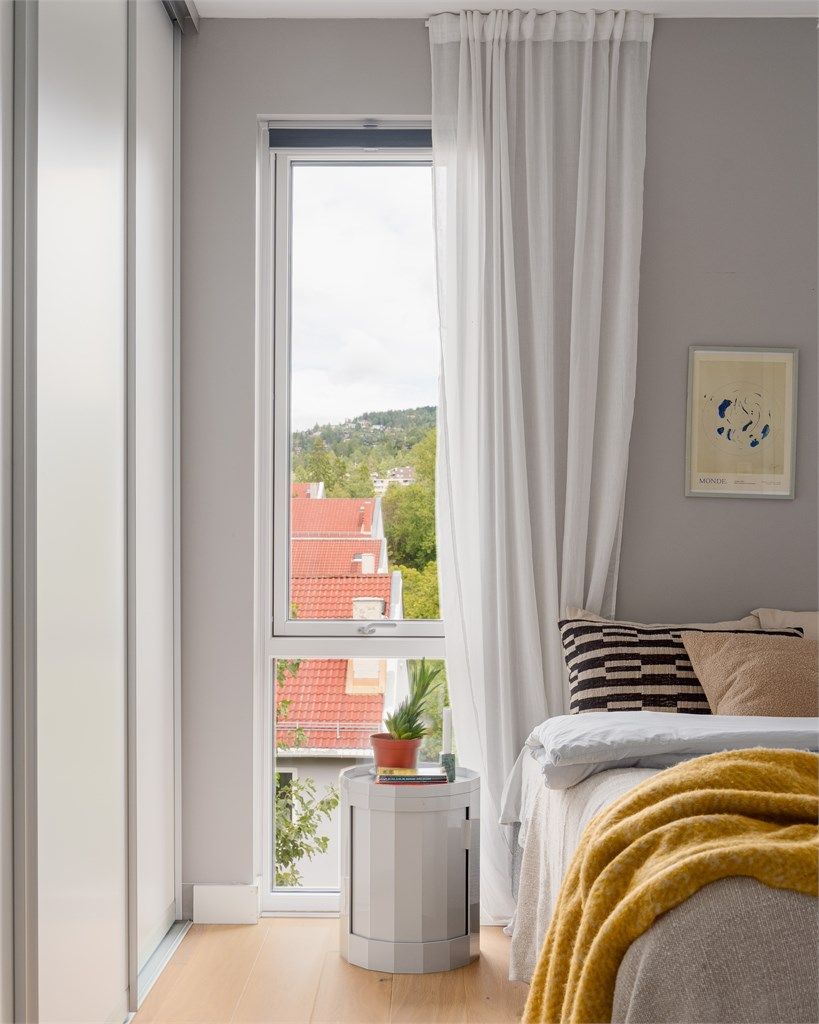 Med skjermet beliggenhet og luftig utsikt er hovedsoverommet et perfekt sted å lande for kvelden