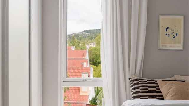 Med skjermet beliggenhet og luftig utsikt er hovedsoverommet et perfekt sted å lande for kvelden
