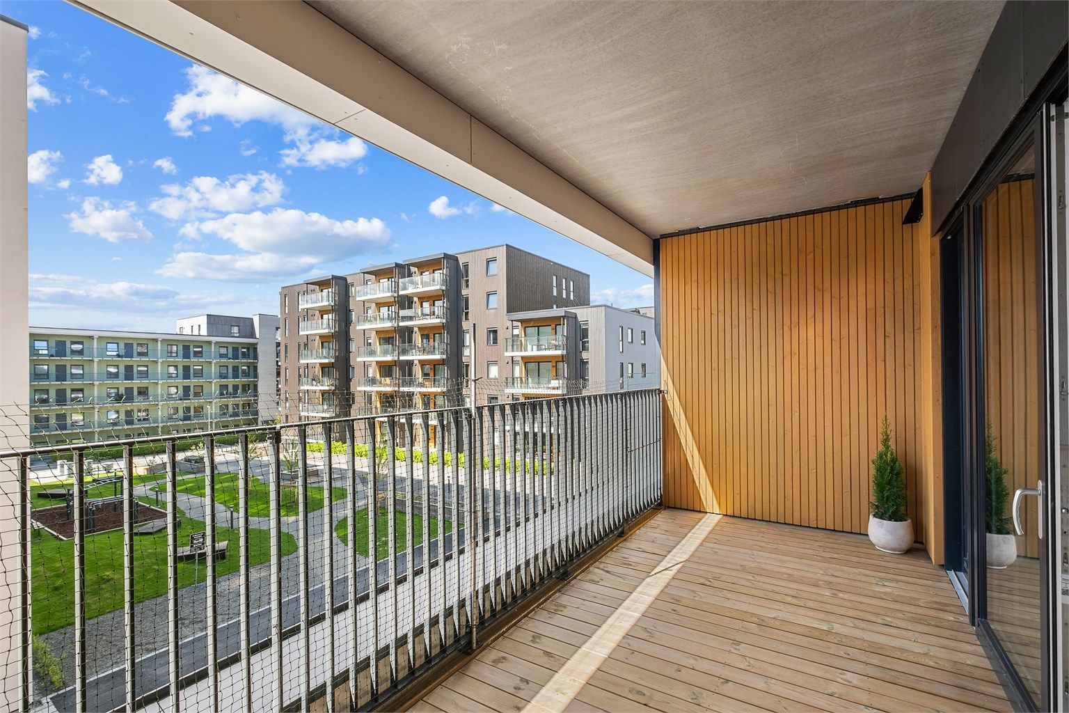 Leiligheten har en attraktiv beliggenhet på populære Lade, med kort vei til både Trondheim sentrum, sjøen og flotte turområder. Området er spesielt populært blant studenter, enslige og etablerere, og har alt man trenger i nærheten. 