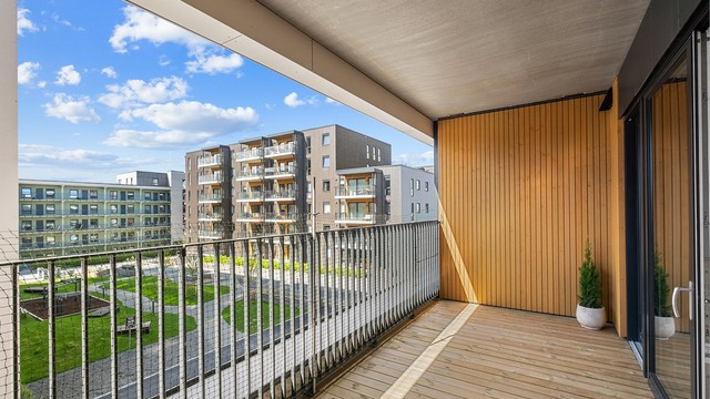 Leiligheten har en attraktiv beliggenhet på populære Lade, med kort vei til både Trondheim sentrum, sjøen og flotte turområder. Området er spesielt populært blant studenter, enslige og etablerere, og har alt man trenger i nærheten.