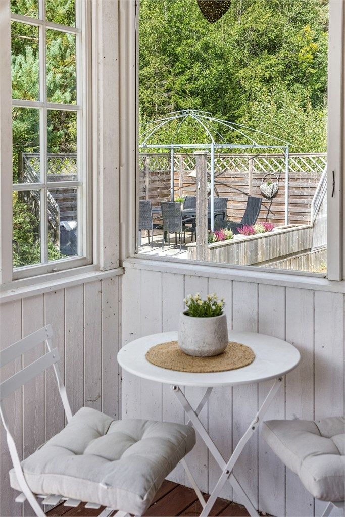 Innglasset inngangsparti med utsyn mot plattingen.