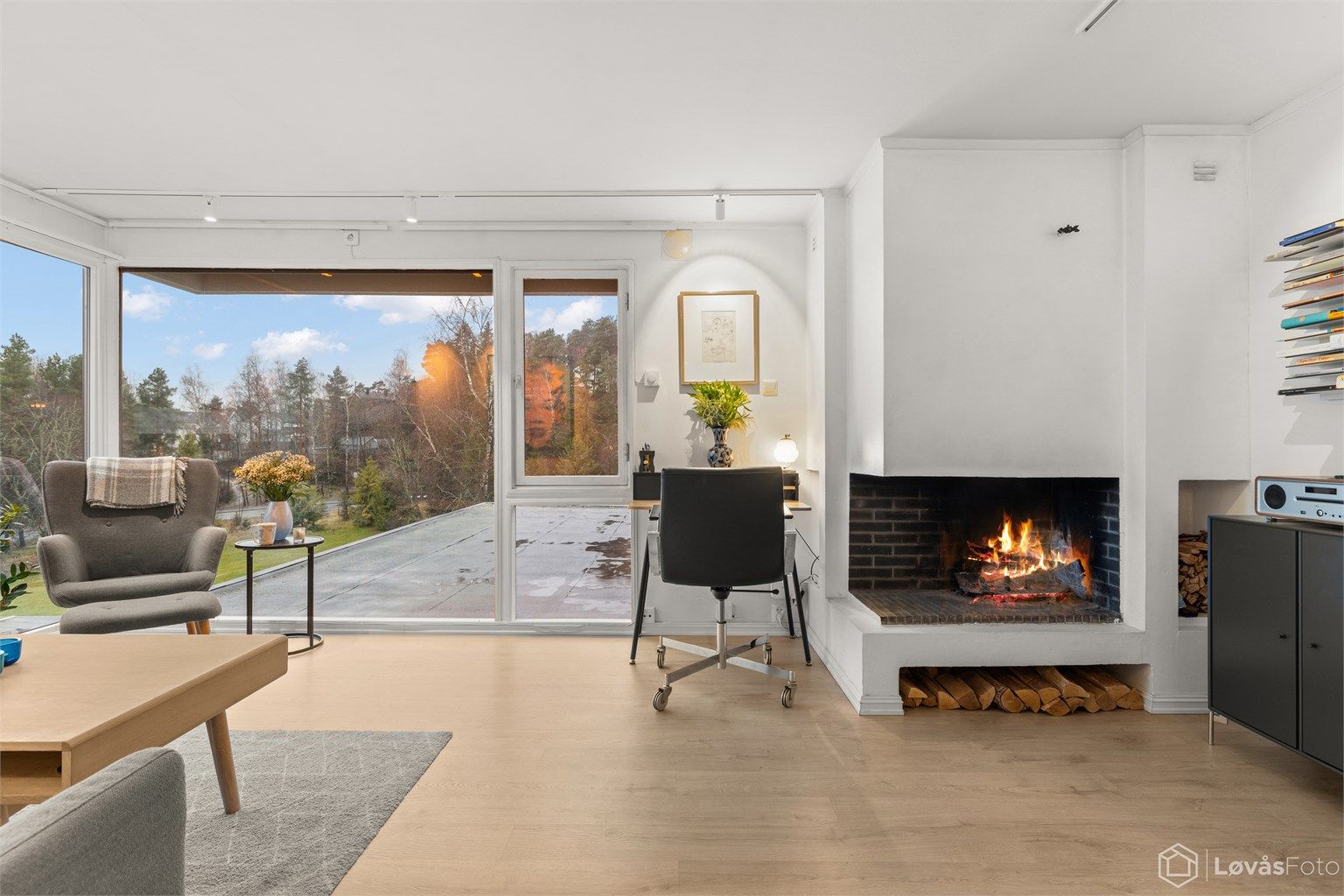 Leiligheten har en åpen og sosial stue med en stemningsfull peis.
