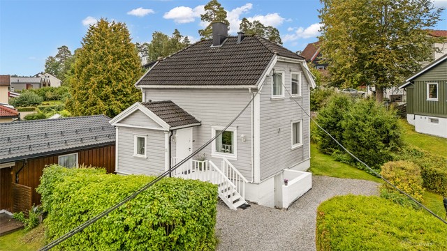 Klassisk enebolig fra 1929 over tre plan, med opparbeidet hage og et solid utgangspunkt for modernisering.