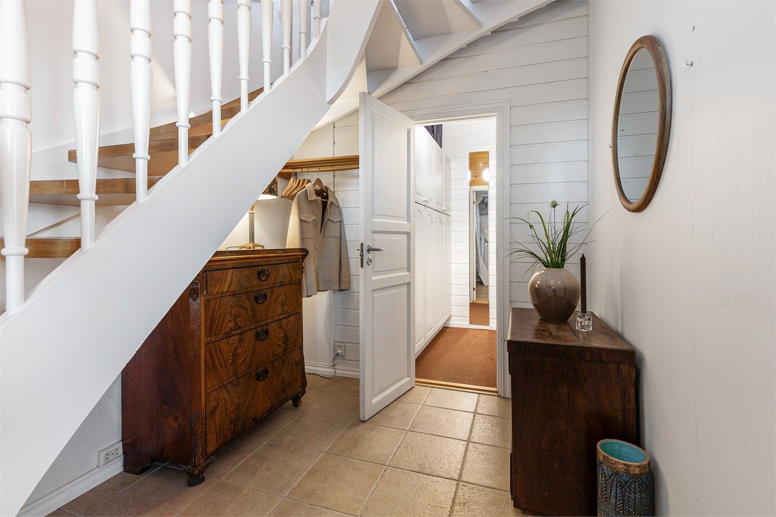 Gangen med tilgang fra entreen har god plass til garderobeskap for oppbevaring.