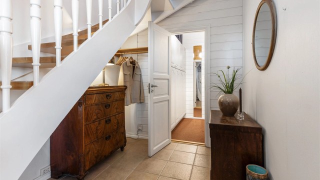 Gangen med tilgang fra entreen har god plass til garderobeskap for oppbevaring.
