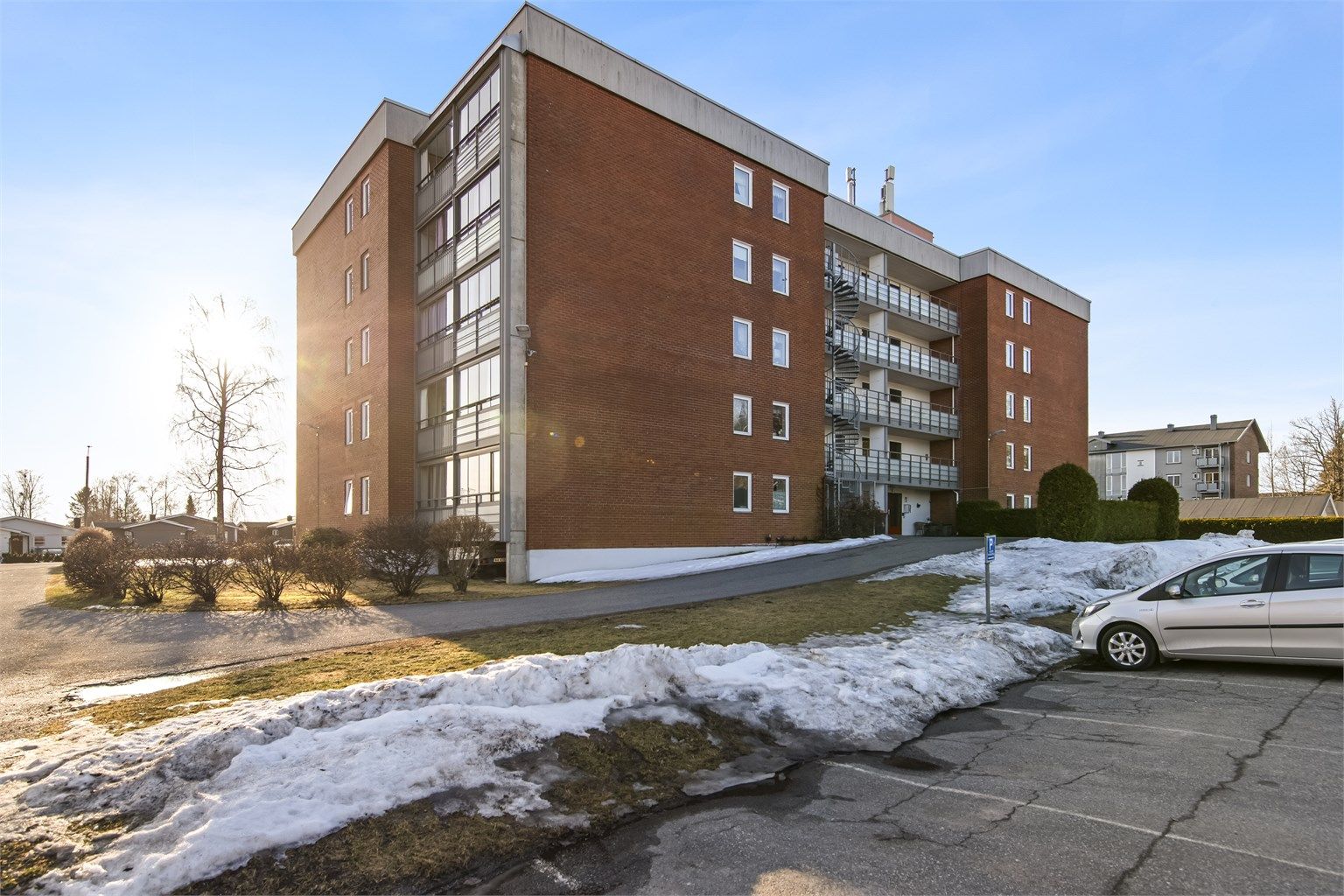 Parkering skjer på felles oppstillingsplass. Borettslaget har etablerte ladepunkter for elbil og hybridbil, og ladding kan benyttes etter avtale.