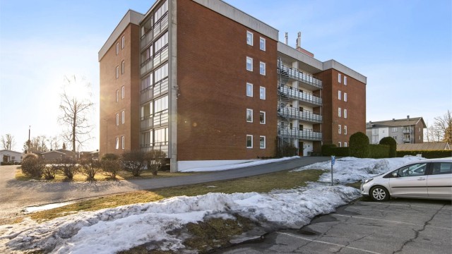 Parkering skjer på felles oppstillingsplass. Borettslaget har etablerte ladepunkter for elbil og hybridbil, og ladding kan benyttes etter avtale.