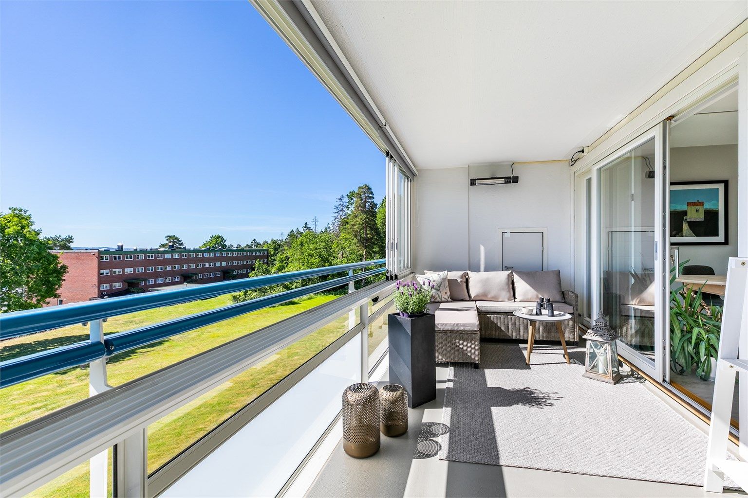Sommerstid er det sol på verandaen allerede fra soloppgang, frem til tidlig ettermiddag.