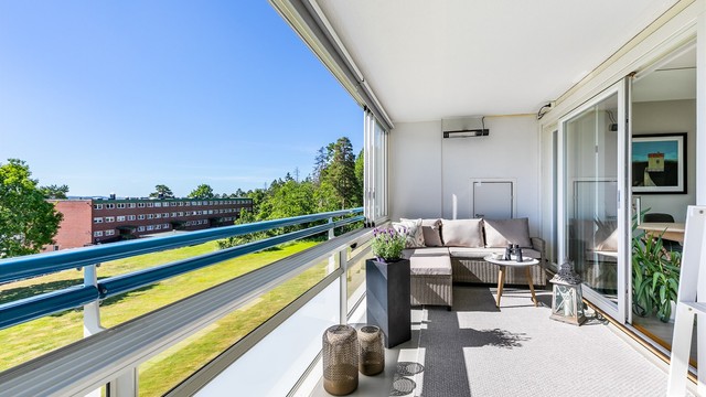 Sommerstid er det sol på verandaen allerede fra soloppgang, frem til tidlig ettermiddag.