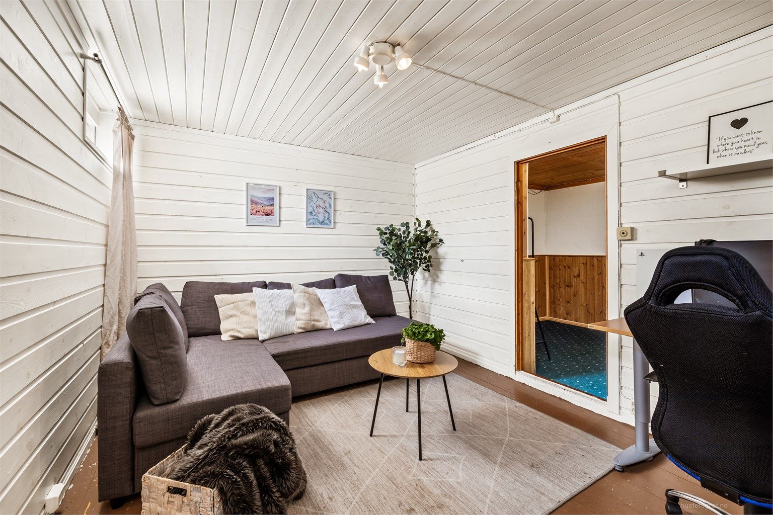 I kjelleren er det en kjellerstue med plass til sofa. Rommet er ikke godkjent for varig opphold.