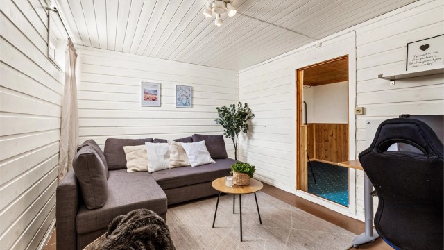 I kjelleren er det en kjellerstue med plass til sofa. Rommet er ikke godkjent for varig opphold.