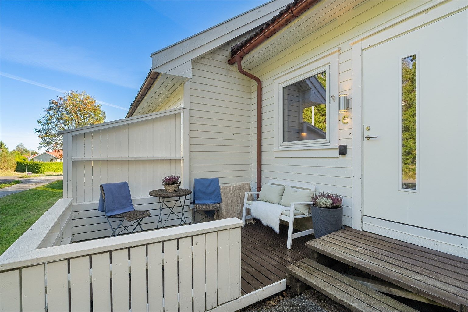 Delvis overbygget inngangsparti med egen nordøst-vendt terrasse på ca. 8 kvm. Foto: Tor Harald Johannessen