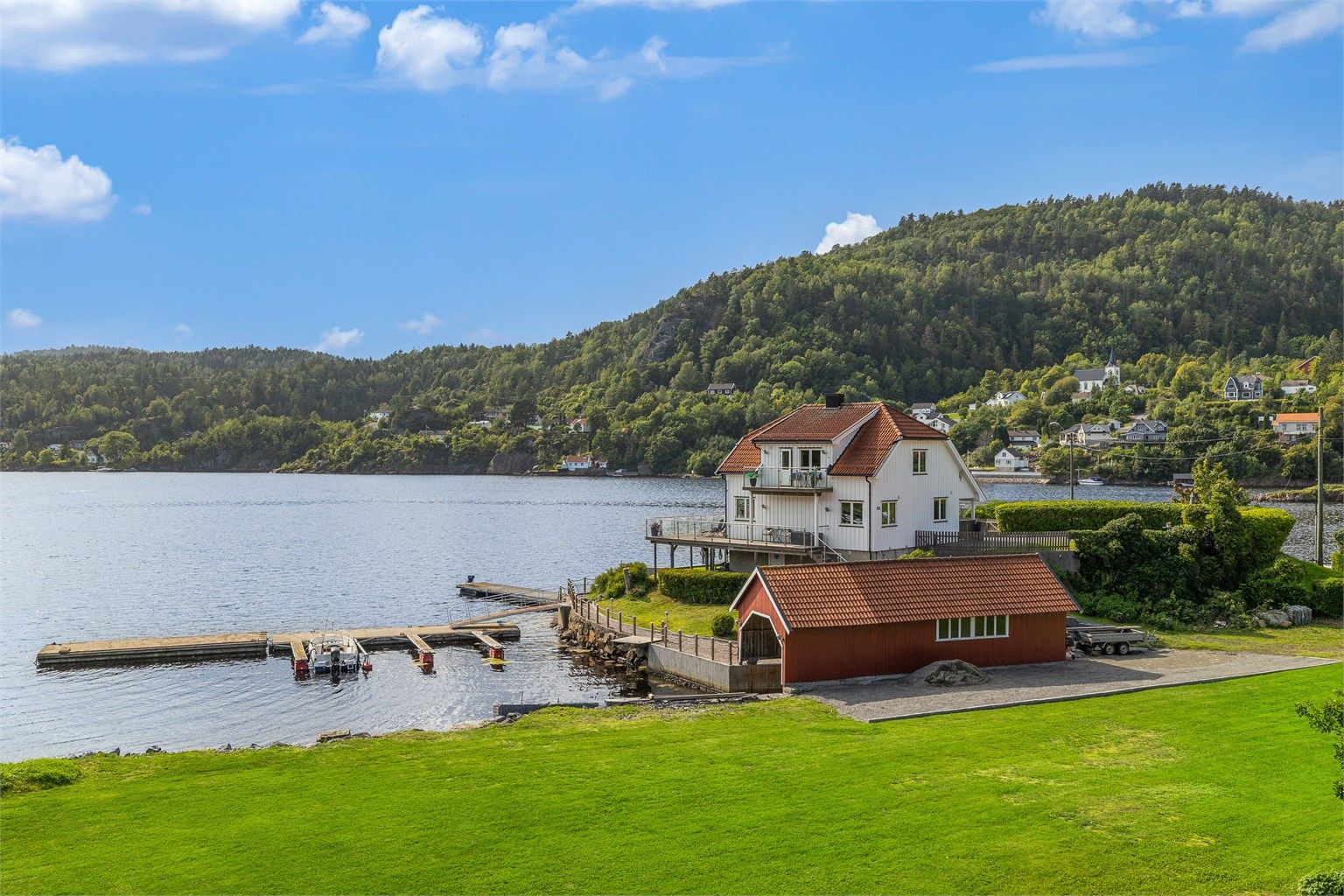 Stor tomt gjør at eiendommen har rikelig med boltreplass og er helt for seg selv. Tomten er fordelt på 4 bruksnumre.