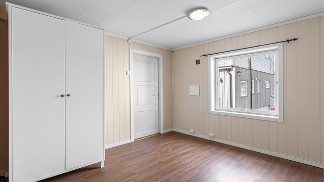 Rom innredet som oppholdsrom i uthuset er ikke byggemeldt og er ikke godkjent til varig opphold