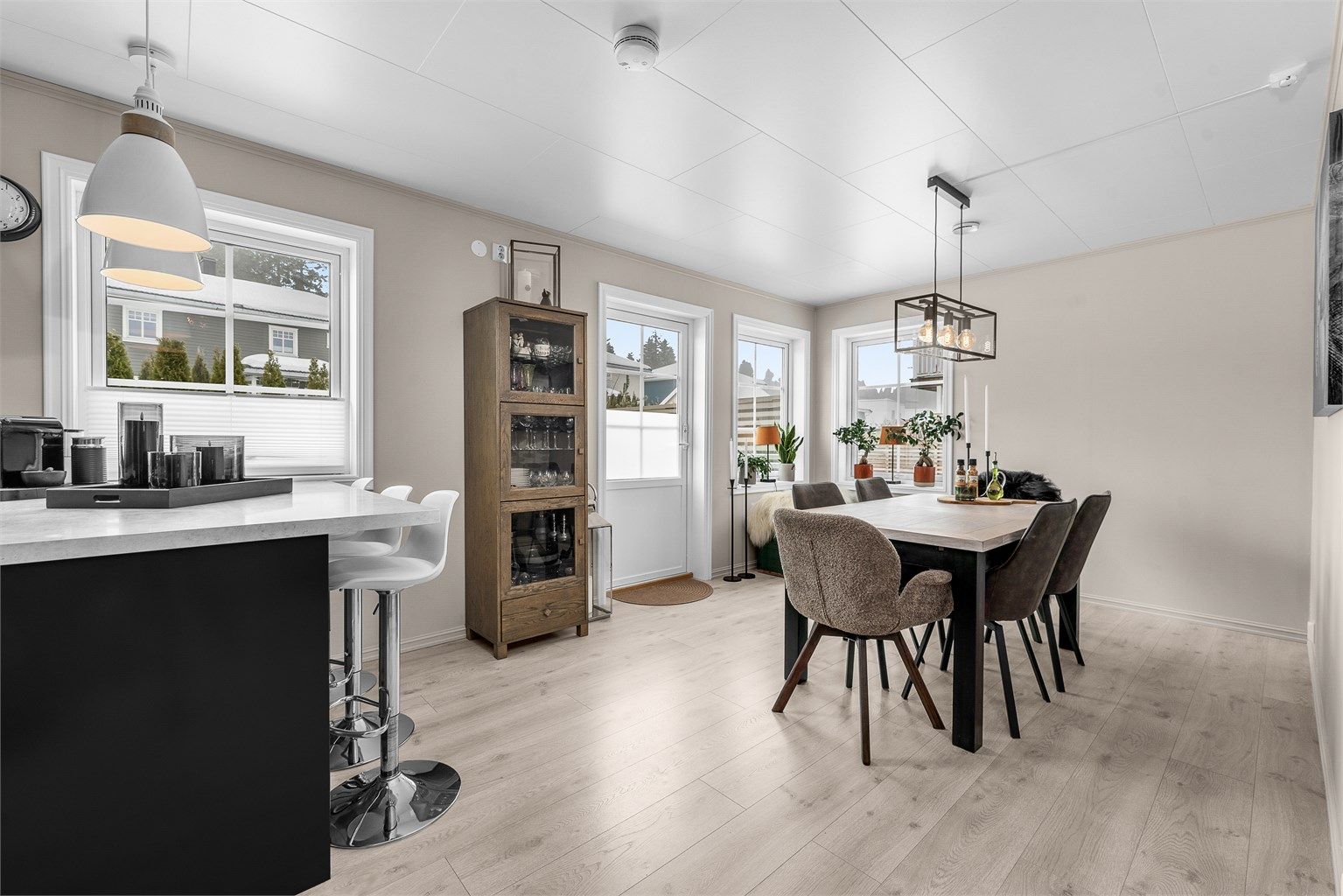 Romslig kjøkken med meget god plass til spisestue.