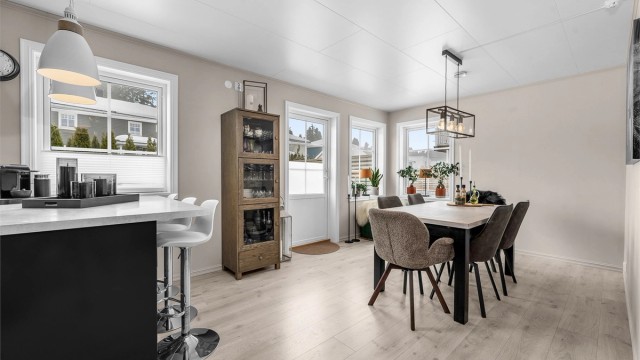 Romslig kjøkken med meget god plass til spisestue.