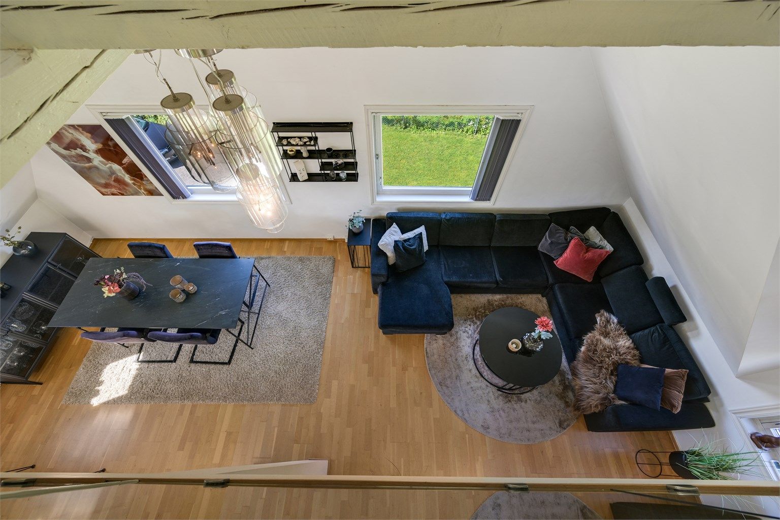 Bilde tatt over rekkverk fra hemsen og ned i 2. etasje. 