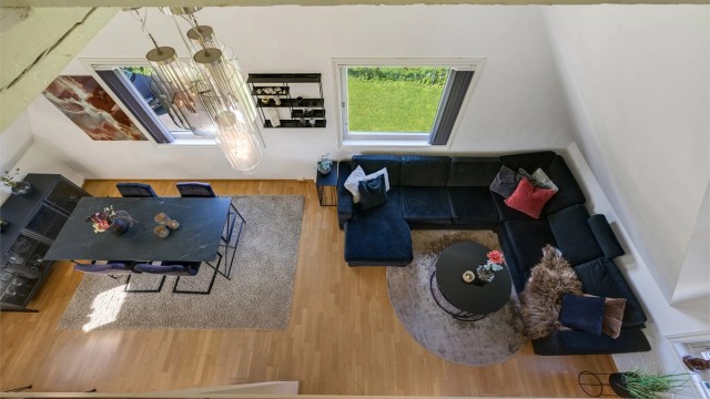 Bilde tatt over rekkverk fra hemsen og ned i 2. etasje.