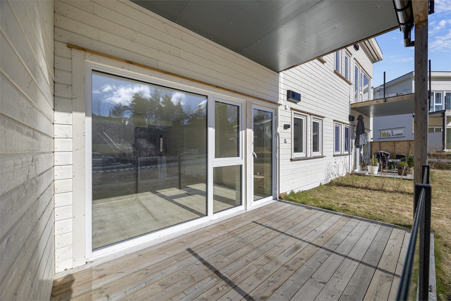 Fin uteplass og stort fellesareal med beplantning.