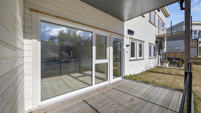 Fin uteplass og stort fellesareal med beplantning.