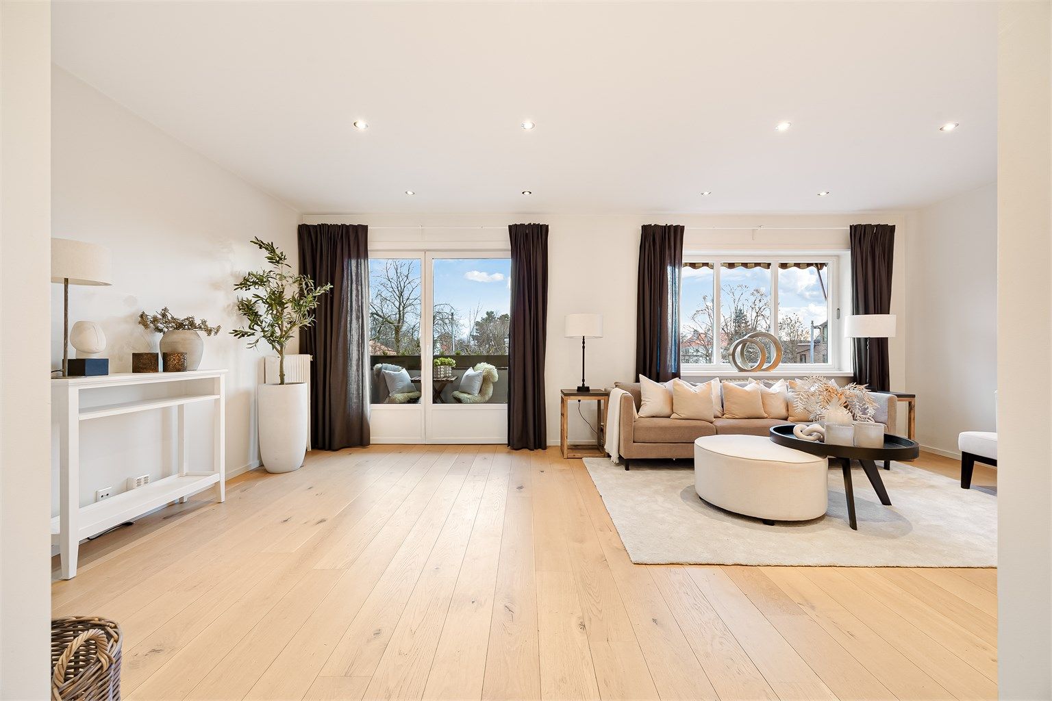 Dette er en stor, gjennomgående og lys 4-roms leilighet beliggende i 2. etasje i et representativt boligområde på Frogner!