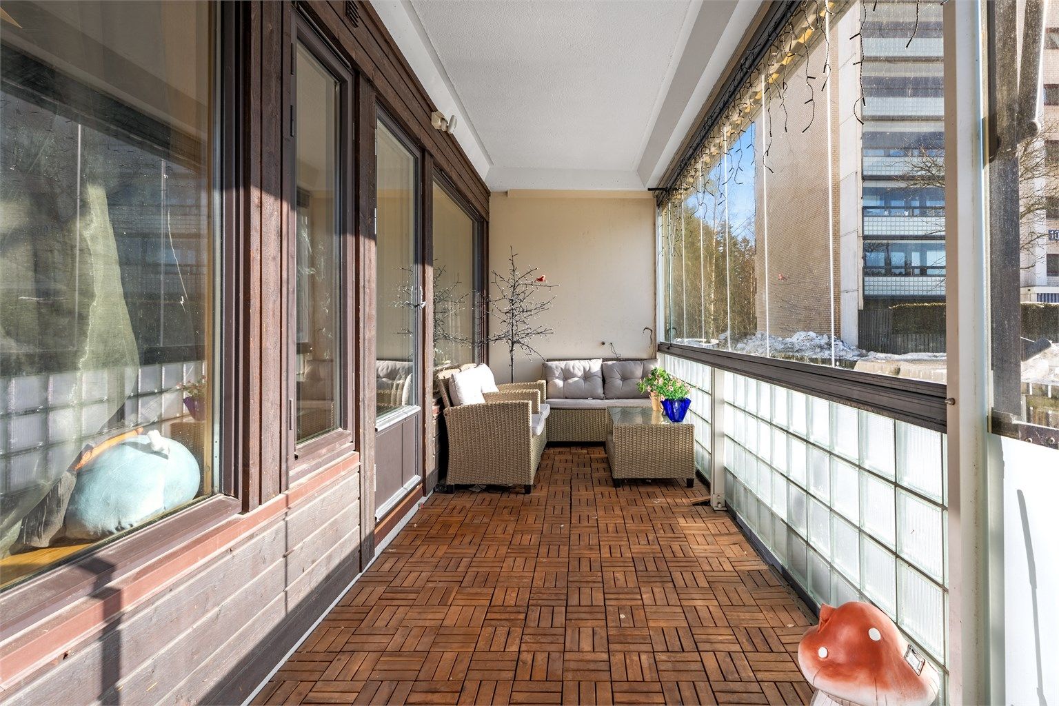 Balkongen er på ca. 13 kvm som gir god plass til ønsket møblering.