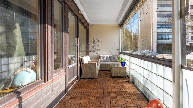 Balkongen er på ca. 13 kvm som gir god plass til ønsket møblering.