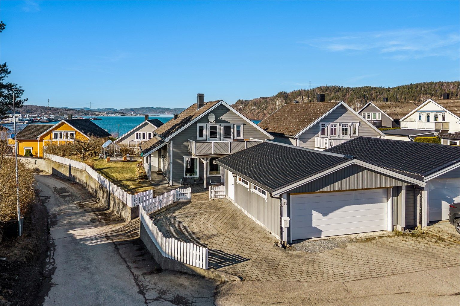 Dobbel garasje med elbil lader.