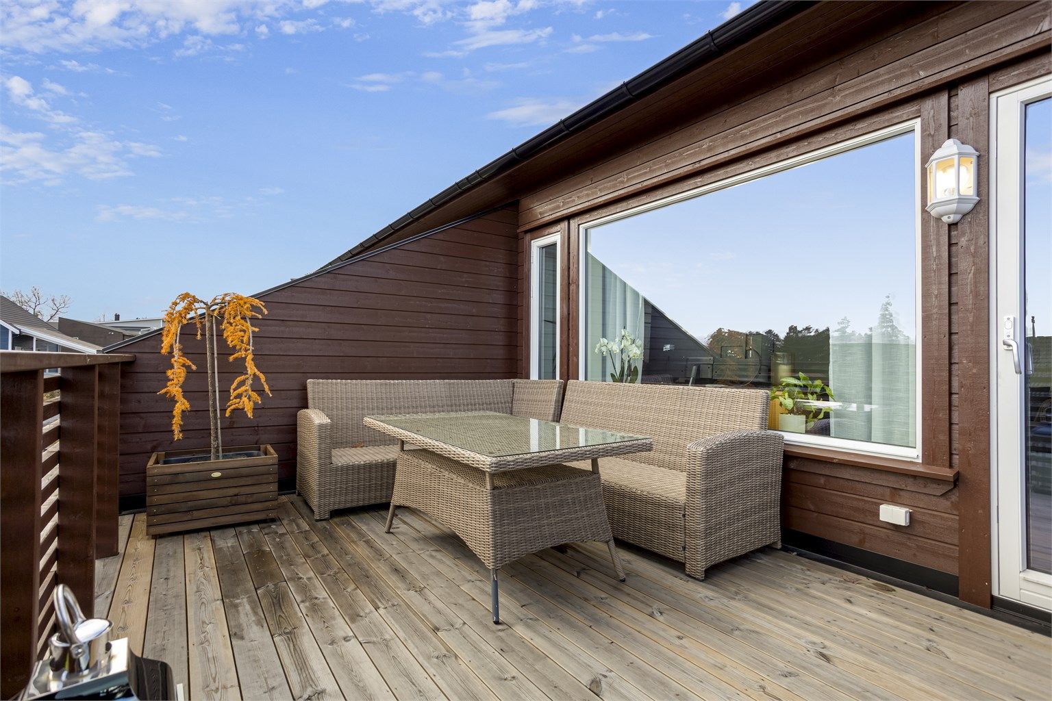 Fra stuen er det direkte utgang til en romslig veranda på ca. 13 m².