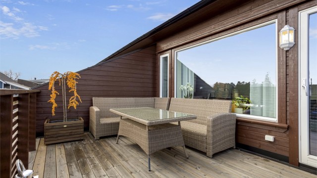 Fra stuen er det direkte utgang til en romslig veranda på ca. 13 m².