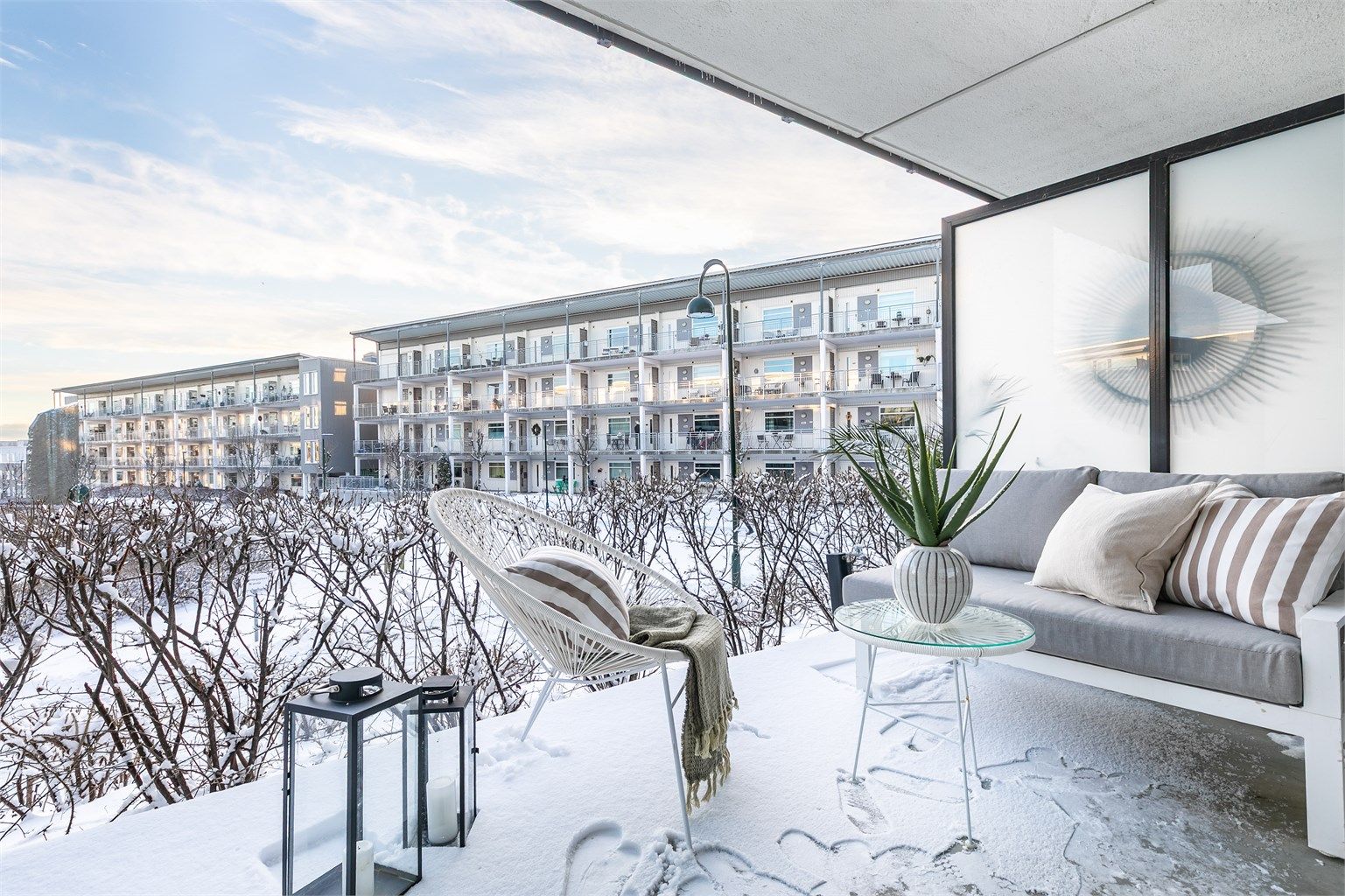 Den 12 kvm. store plattingen er et prisverdig ekstra areal til leilighetens 46 kvm. indre - spesielt i årets varme måneder. Fotograf; Børge Oppegård.