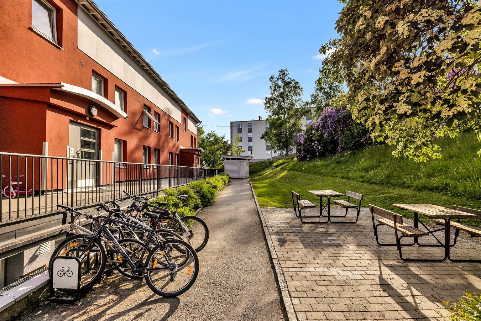 Tomten er hyggelig opparbeidet med blant annet internstier, sykkelstativer, sittebenker, plenarealer, prydbusker og diverse beplanting. 