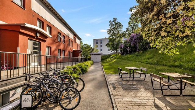 Tomten er hyggelig opparbeidet med blant annet internstier, sykkelstativer, sittebenker, plenarealer, prydbusker og diverse beplanting.