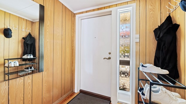 Entré med plass til å henge fra seg yttertøy og sette fra seg sko. Rommet er ikke byggemeldt.