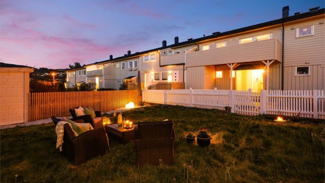 Kveldsbilde fra den flotte hagen og husets fasade.