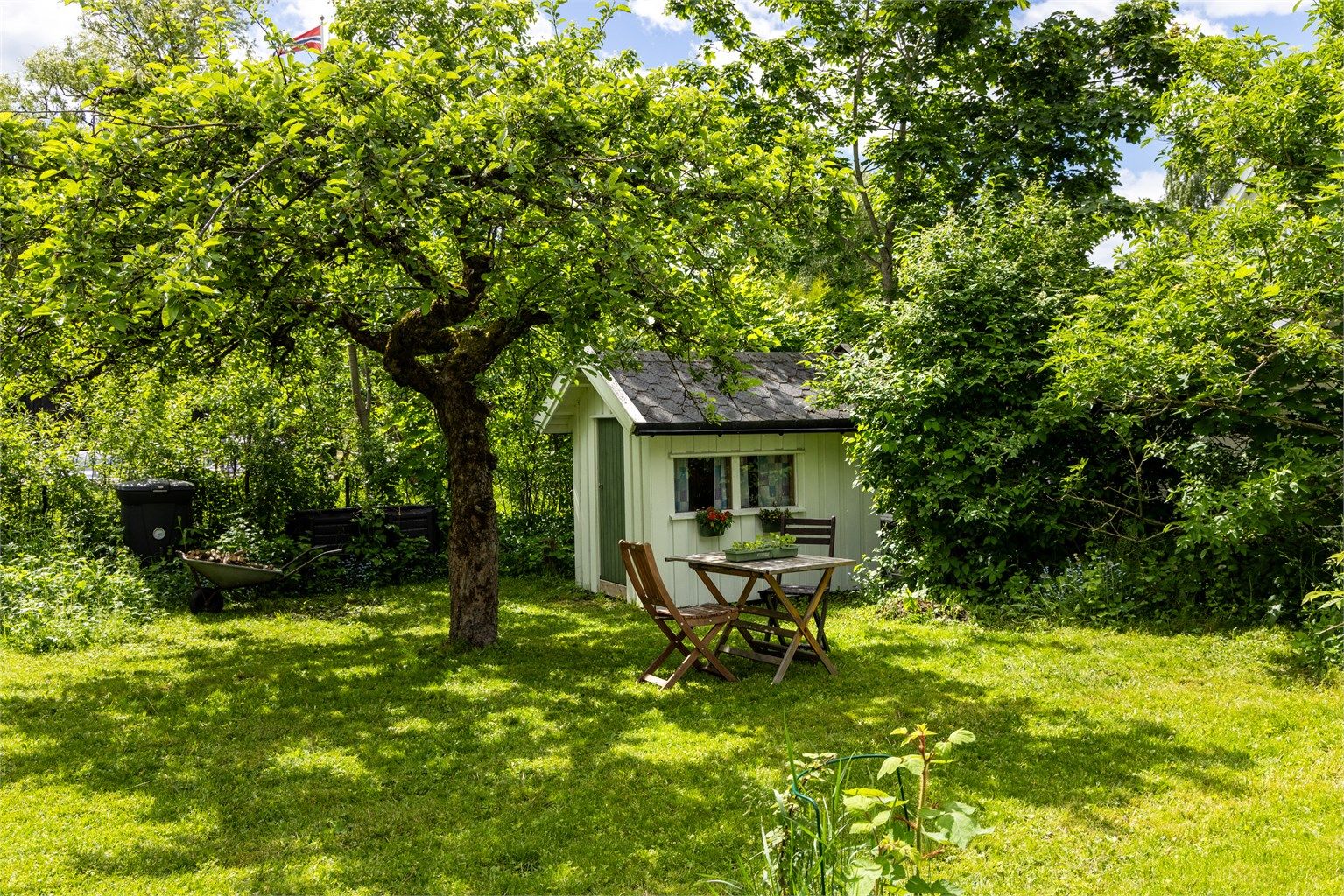 Et idyllisk hjørne av hagen under epletreet. Dette er de minste sin favorittplass! 