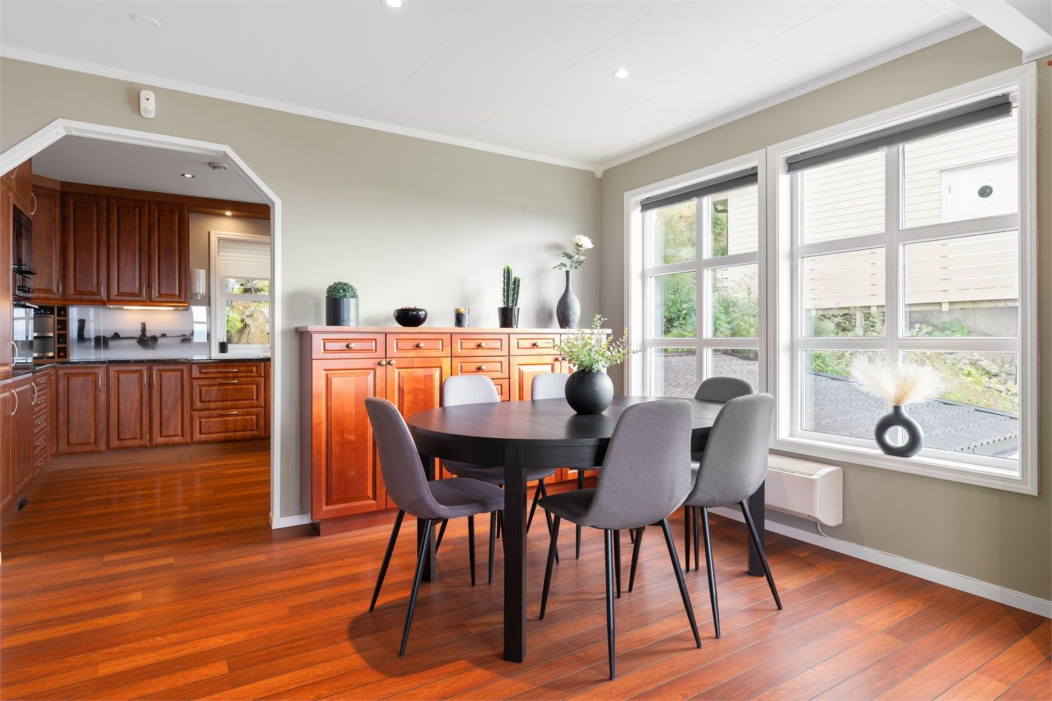 Her har man god plass til å samle familie og venner til hyggelige sammenkomster. 