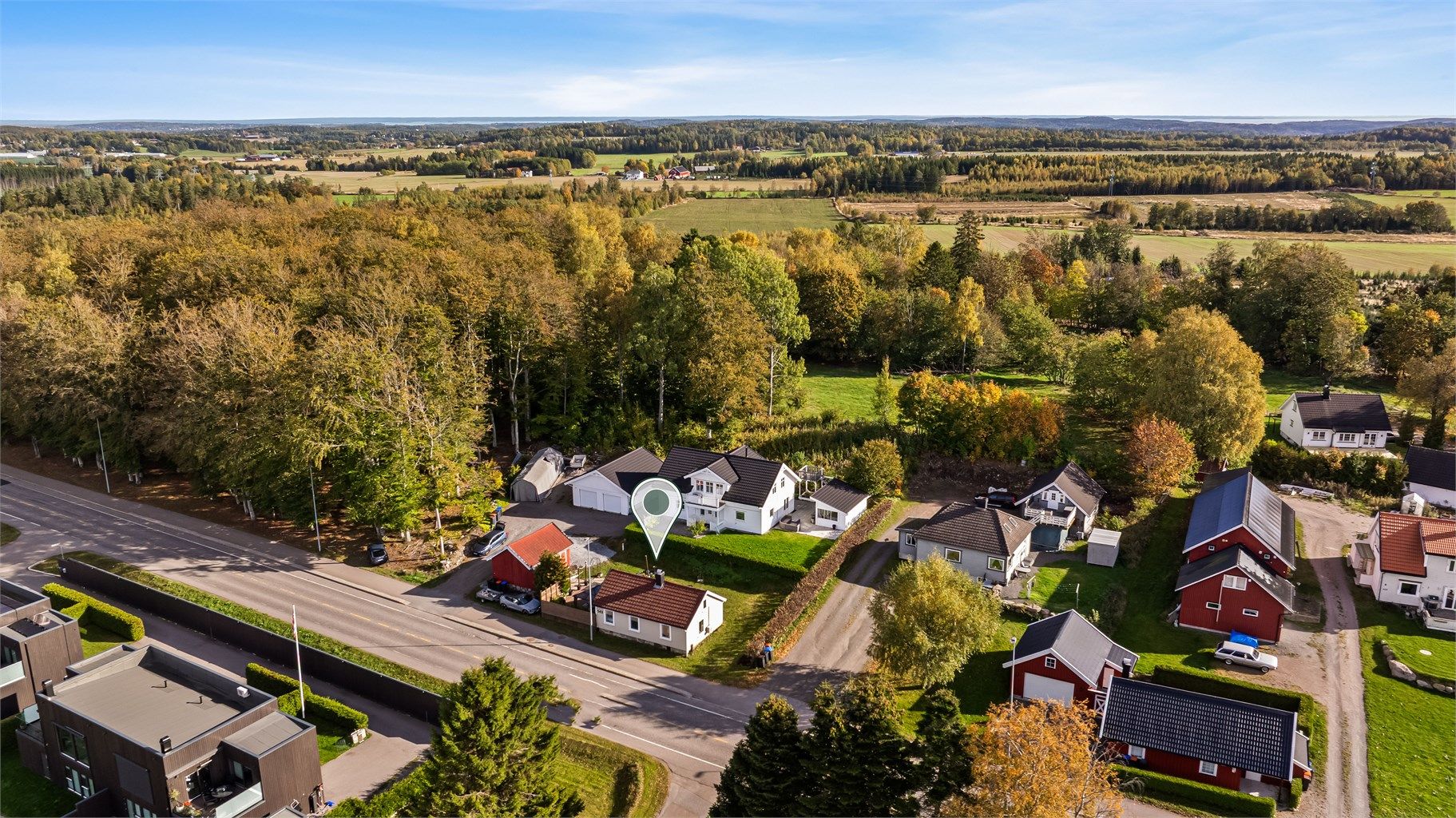 Boligen ligger nord for Sandefjord, i et etablert og sentralt boligområde like i nærheten av Fevang. Her bor du i landlige omgivelser, samtidig som hverdagens gjøremål er lett tilgjengelige. 