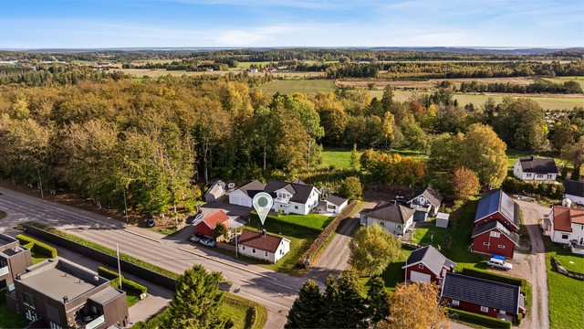 Boligen ligger nord for Sandefjord, i et etablert og sentralt boligområde like i nærheten av Fevang. Her bor du i landlige omgivelser, samtidig som hverdagens gjøremål er lett tilgjengelige.