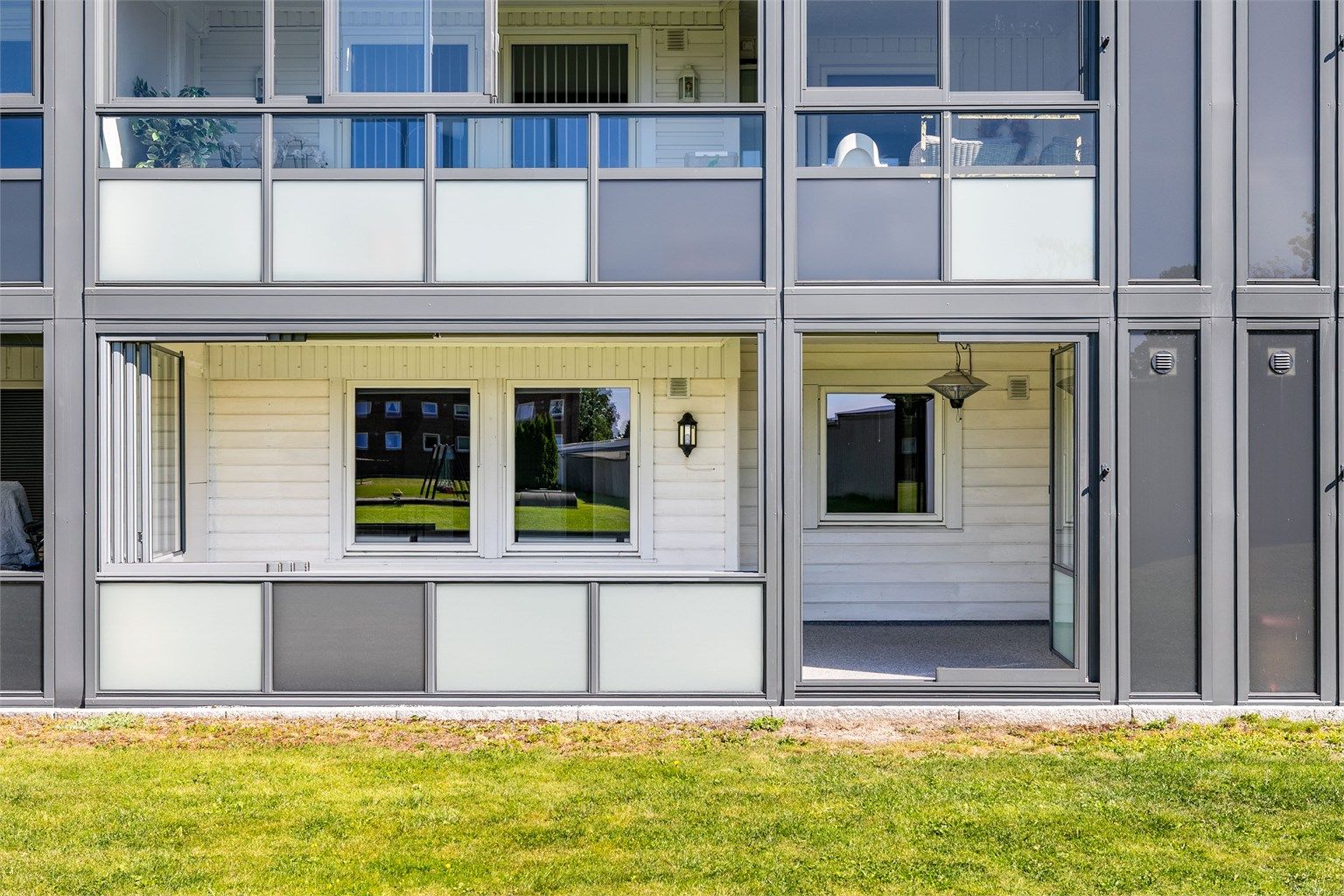 Borettslaget gjennomførte innglassing av fasaden i 2020, ny platting på ca. 18 kvm. ble samtidig støpt utenfor leiligheten.