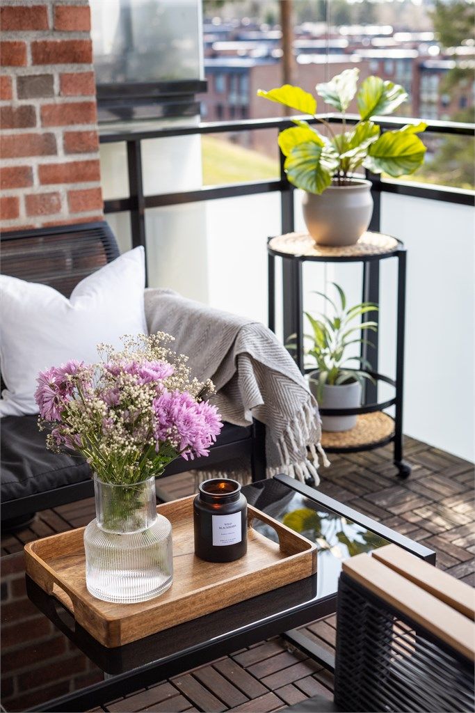 Balkongen er et perfekt sted for en kaffekopp.